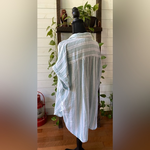 Beach lunch lounge: Green and White Linen Vacation Top - Picture 14 of 17